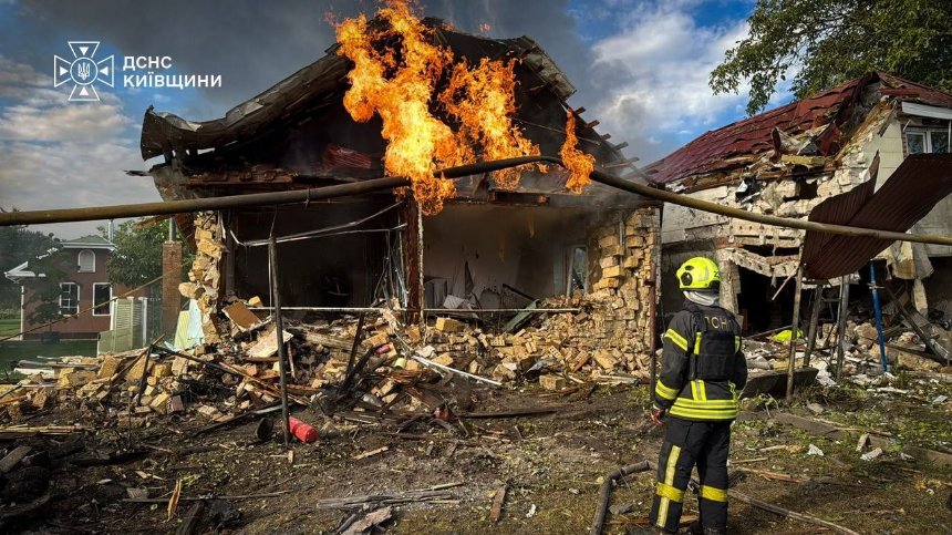 На Київщині рятувальники ліквідують пожежі на 9 локаціях під загрозою повторних ударів