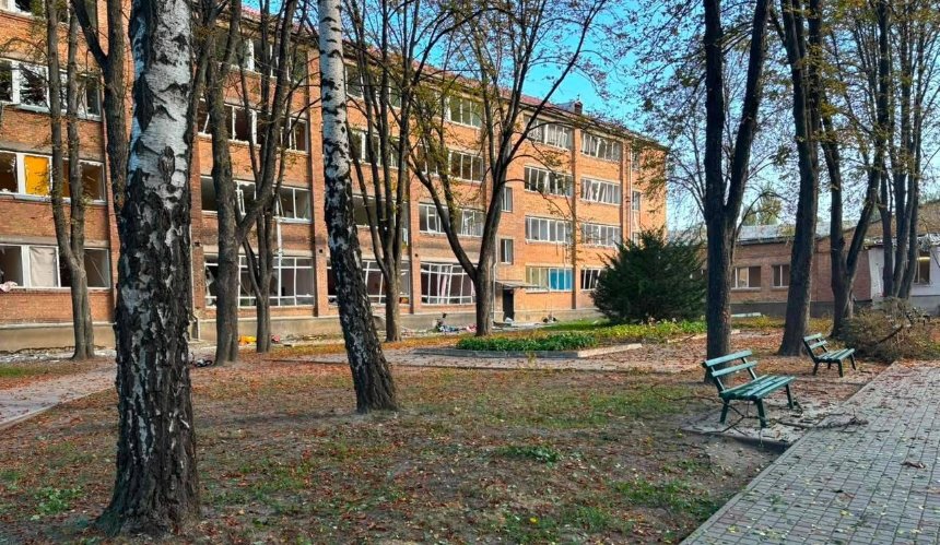 Нічна атака на Київ 27 серпня: пошкоджено гімназію та медзаклад