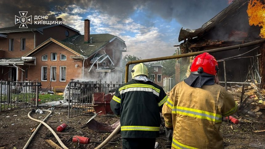 На Київщині рятувальники ліквідують пожежі на 9 локаціях під загрозою повторних ударів
