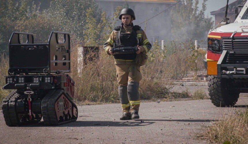 Ліквідація наслідків атаки на Київщині: рятувальники задіяли роботизовану техніку