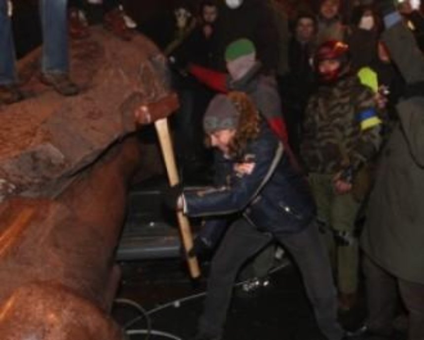 В Киеве предложили заменить Ленина скульптурой Богоматери