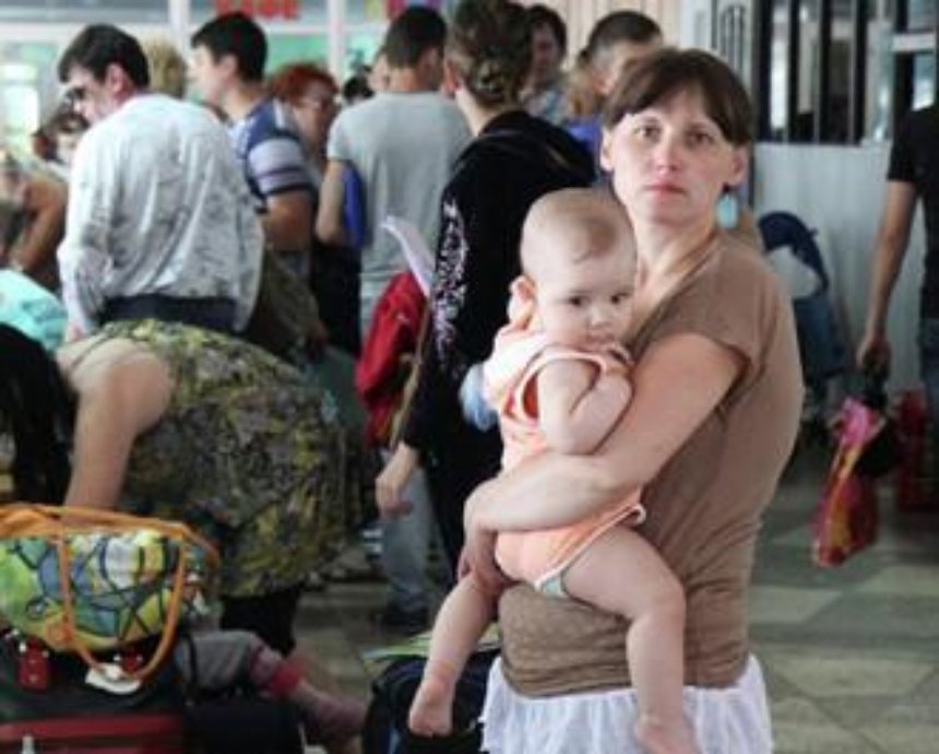 Чем можно помочь беженцам с Востока, которые живут в киевском ангаре
