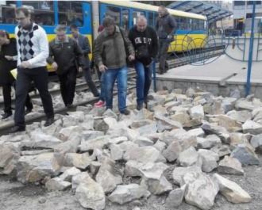 Киевские транспортники засыпали рельсы скоростных трамваев большими камнями (фото)