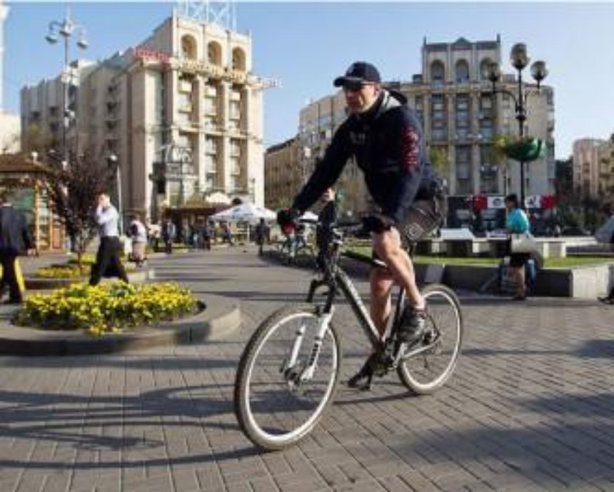 Кличко приехал в КГГА на велосипеде (фото)
