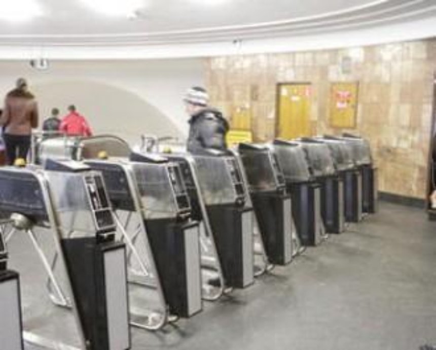 На станциях киевского метро "Демеевская" и "Голосеевская" появились новые автоматы продажи жетонов