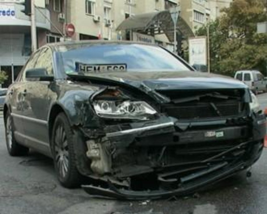 Автомобиль с иностранными номерами устроил ДТП в центре Киева (фото)