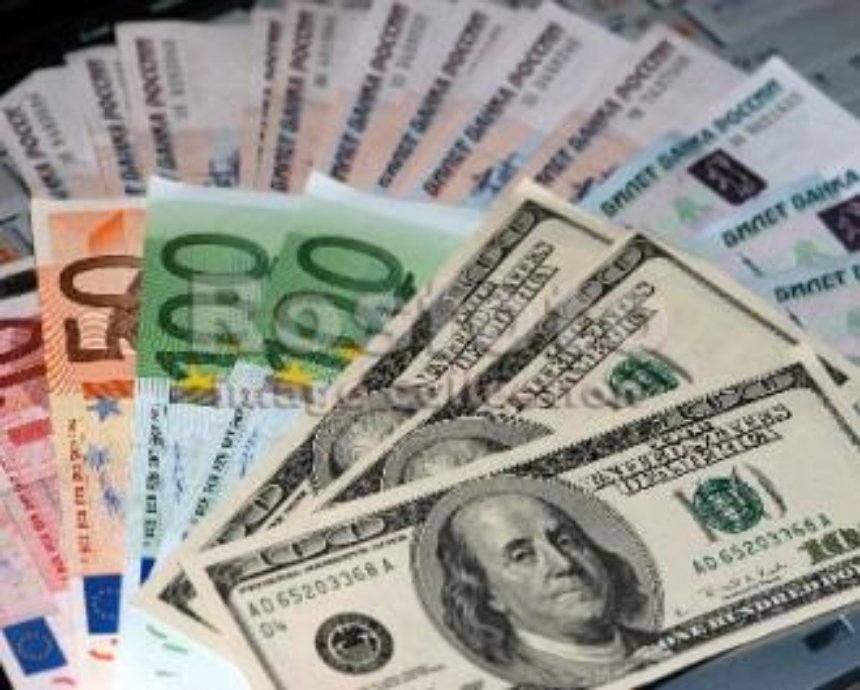 Украинцам разрешили покупать валюту не более чем на 3 тыс. гривен