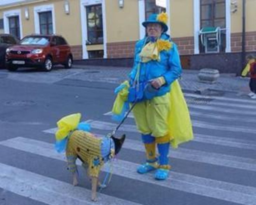 По Киеву гуляет женщина, с ног до головы одетая в сине-желтый