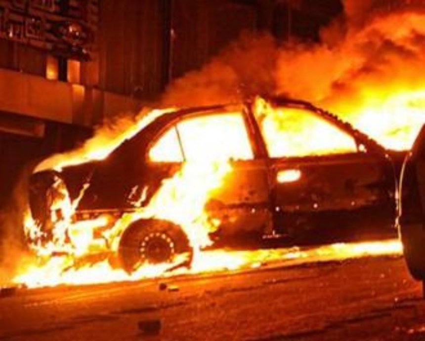 В Киеве на автостоянке сгорел автомобиль