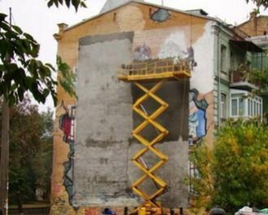 В центре Киева замазали гигантское граффити
