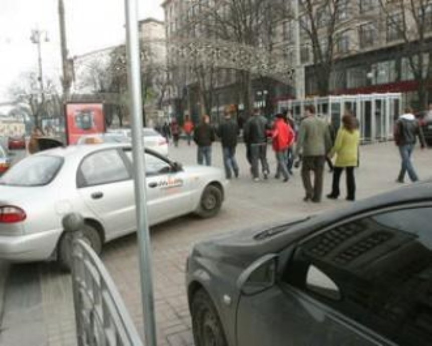 В Киеве сегодня запретили парковаться на пяти улицах
