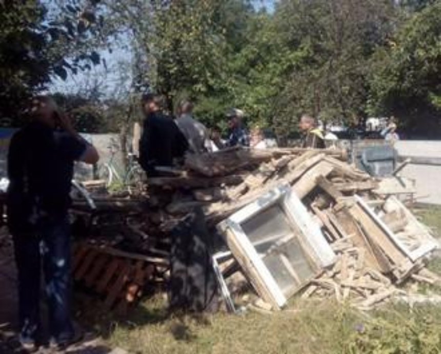 Под Киевом рухнула крыша здания, погиб человек (фото)