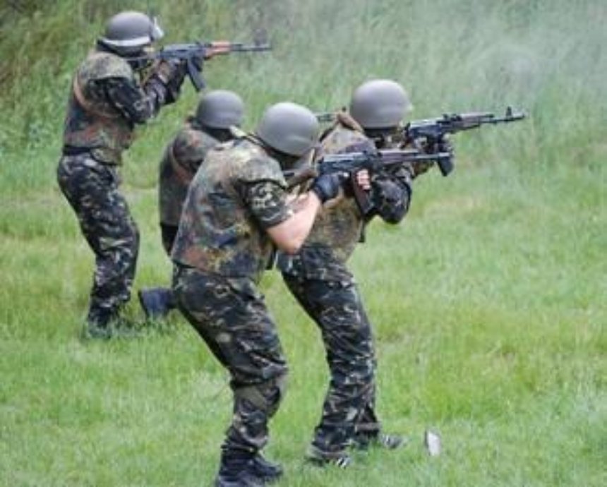 Партизаны под Киевом готовят укрытия в лесу и учатся рукопашному бою