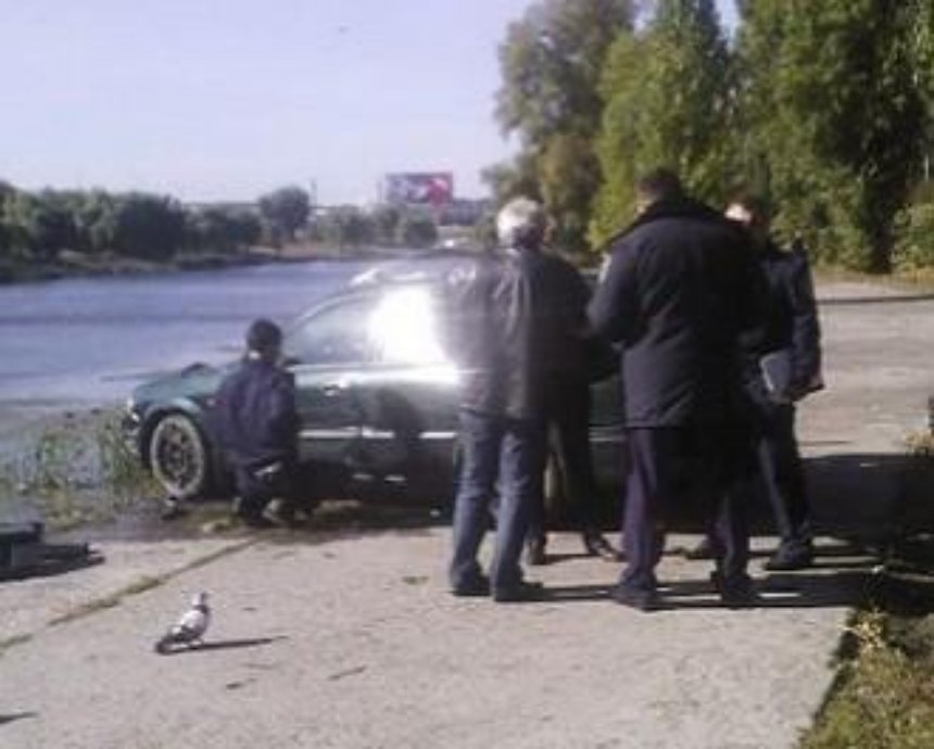 В Киеве в Русановском канале утонула машина
