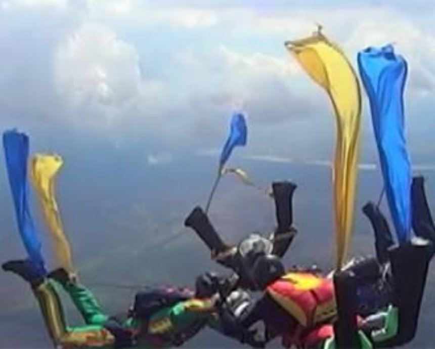 В небе над Киевом парашютисты устроили патриотическое шоу