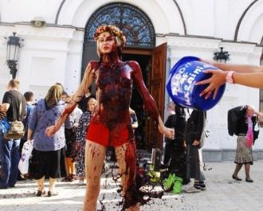 Femen под Лаврой обливались ледяной кровью и просили Путина остановить войну