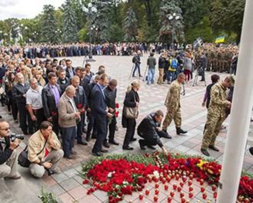 В Киеве почтили память погибших под Радой нацгвардейцев (фото)