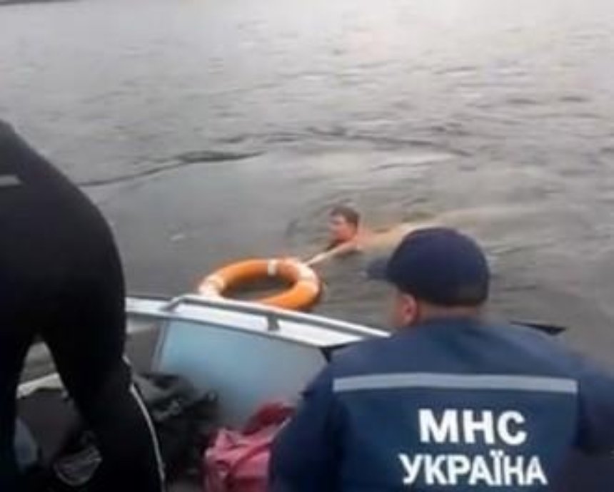 В Киеве посреди Днепра водолазы пытались спасти голую женщину (видео)
