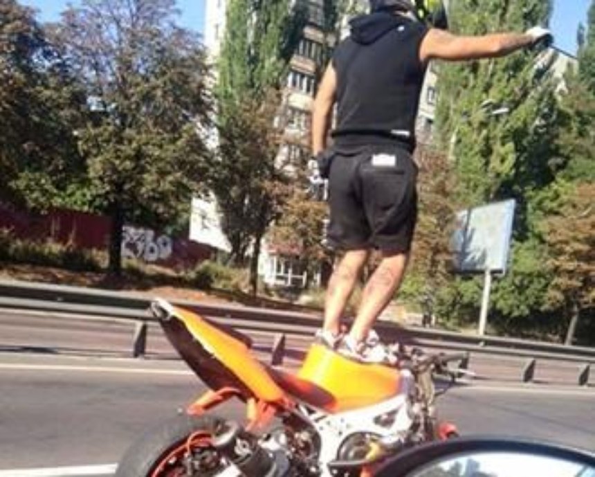 В Киеве мотоциклист-акробат напугал водителей (фото)