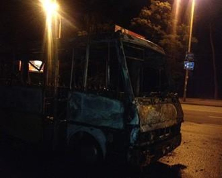 В Киеве на ходу загорелась маршрутка (фото)
