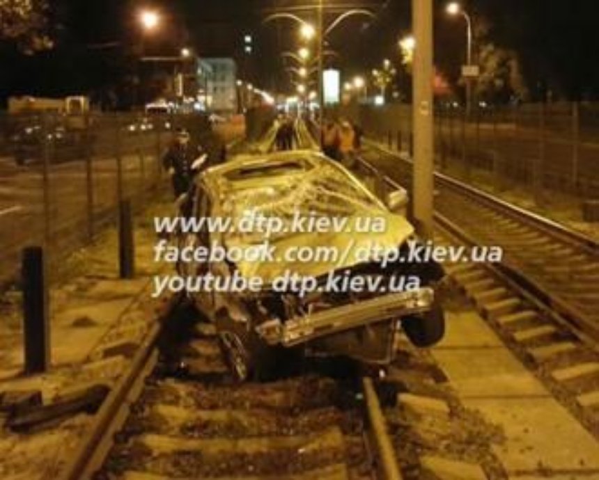 На Борщаговке пьяный водитель сбил ограждение скоростного трамвая и вылетел на рельсы (фото)