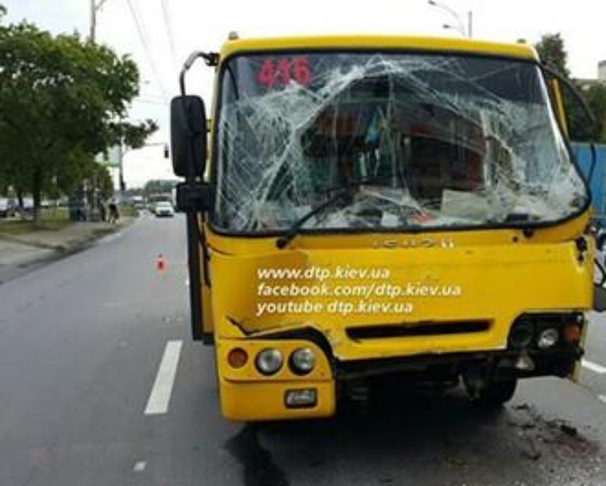 В Киеве водитель маршрутки врезался в грузовик (фото)