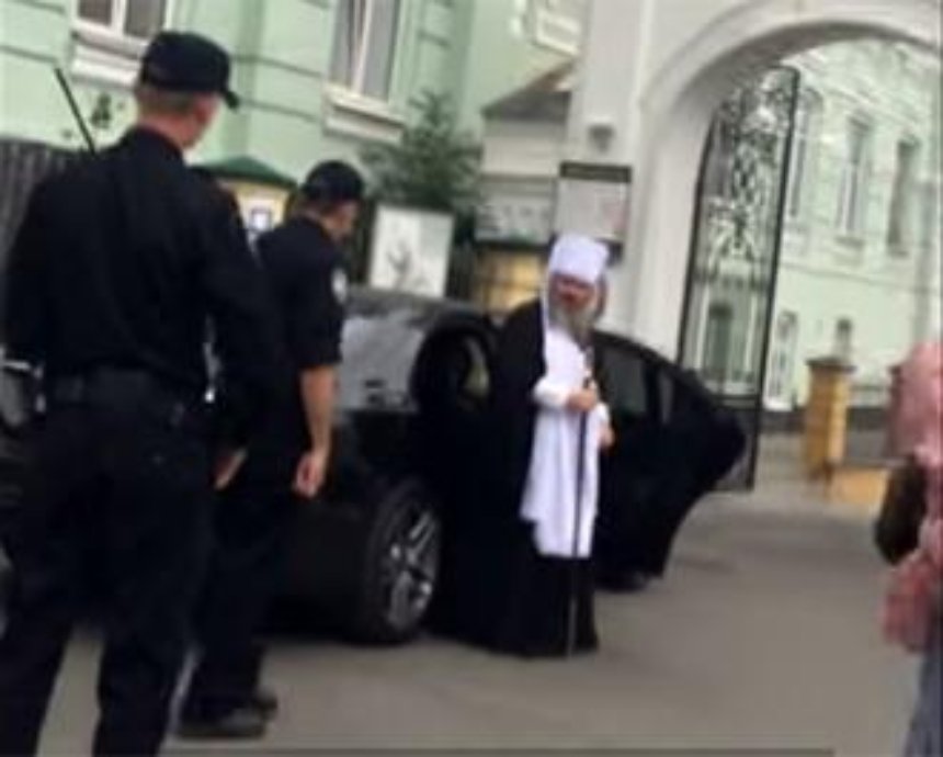 Настоятель Киево-Печерской Лавры поскандалил с патрульными (видео)