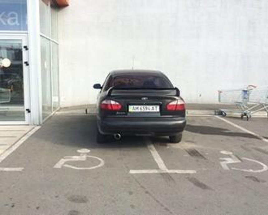 В Киеве водитель стал "супергероем парковки"