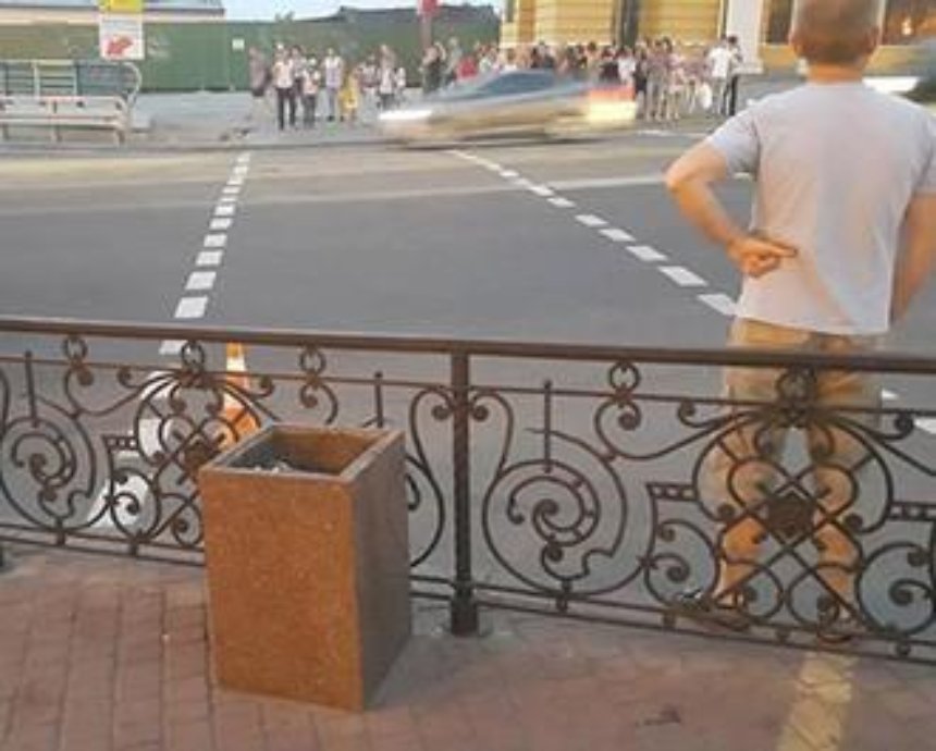 На Почтовой площади установили забор на пешеходном переходе