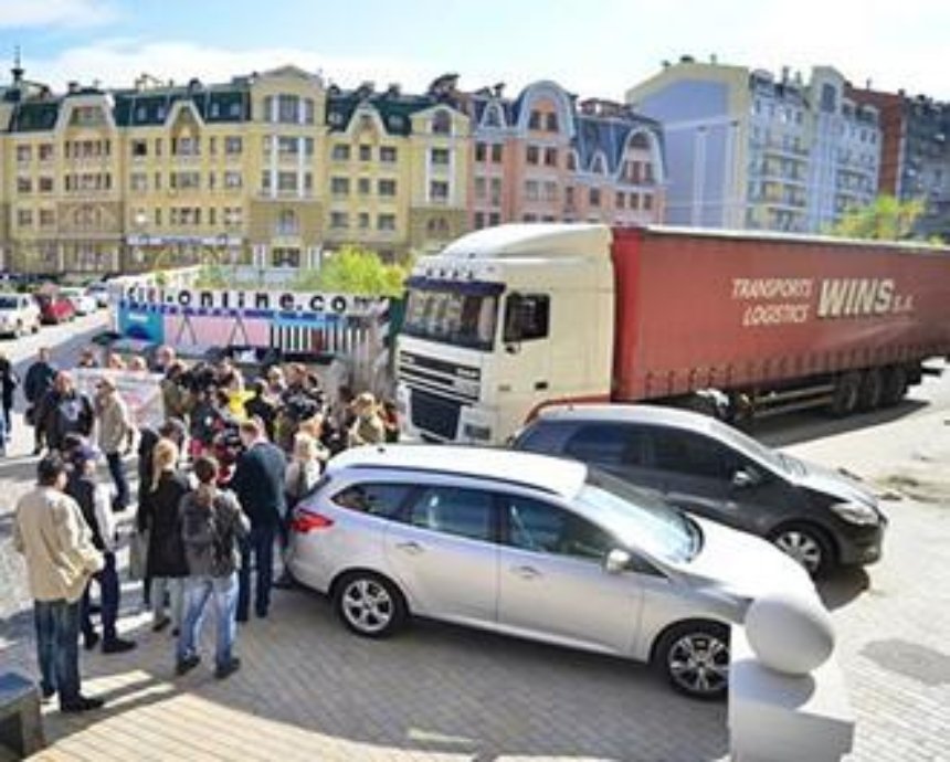 На Подоле киевляне перекрыли дорогу строительной технике (фото)