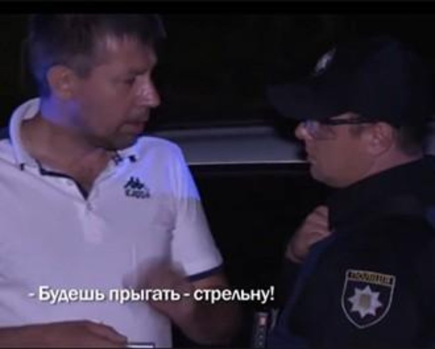В Киеве пьяный водитель угрожал полицейским: "Будешь прыгать – стрельну" (видео)