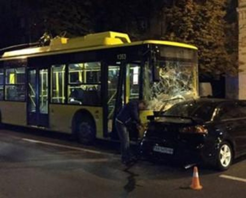 В центре Киева троллейбус столкнулся с легковушкой