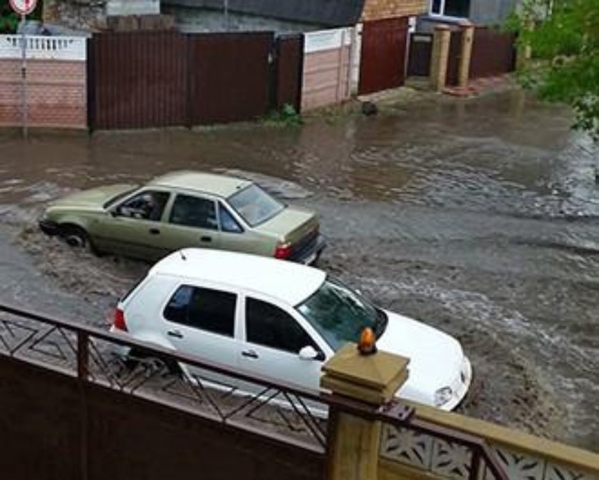 ​В столице затопило улицу после дождя