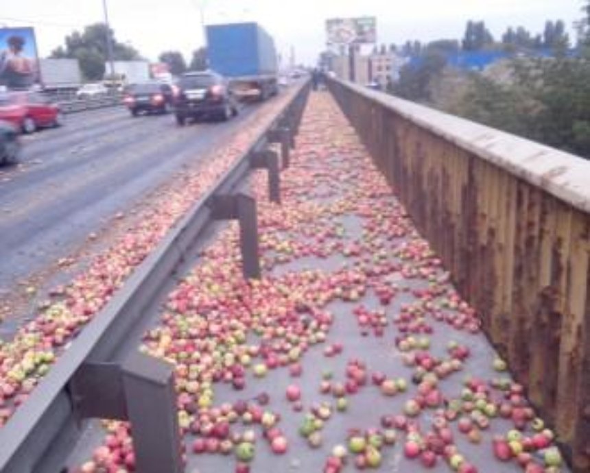 В Киеве Южный мост засыпало яблоками