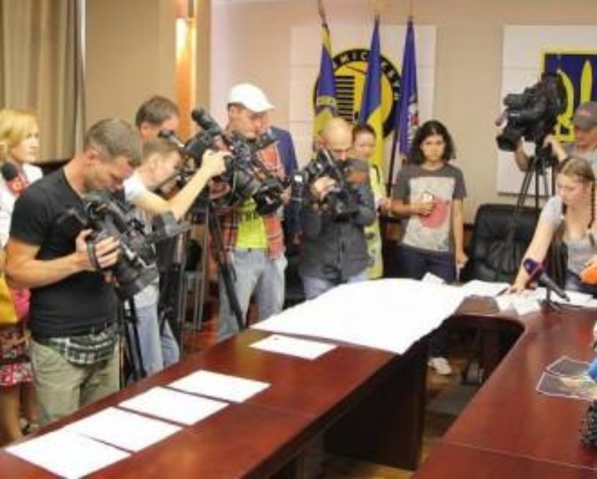 В Киевгорстрое показали журналистам все  разрешительные документы на стройку на Святошинской