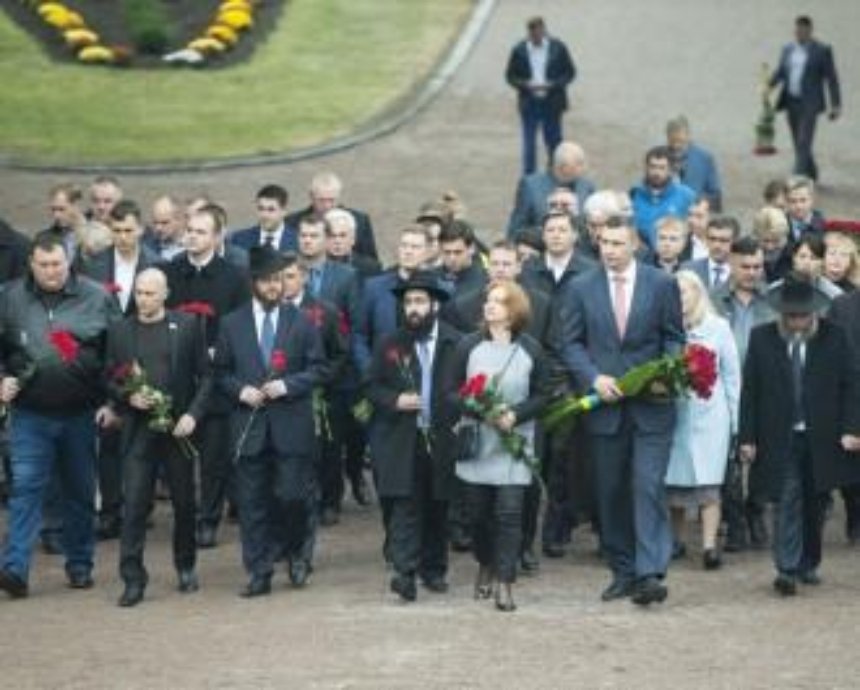 Віталій Кличко з депутатами Київради поклав квіти до монументу жертвам Бабиного Яру