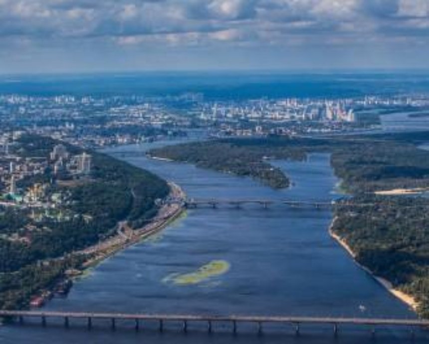В Киеве посредине Днепра растут новые острова