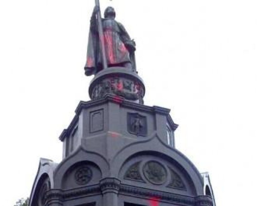 В Киеве осквернили памятник князю Владимиру по странной причине