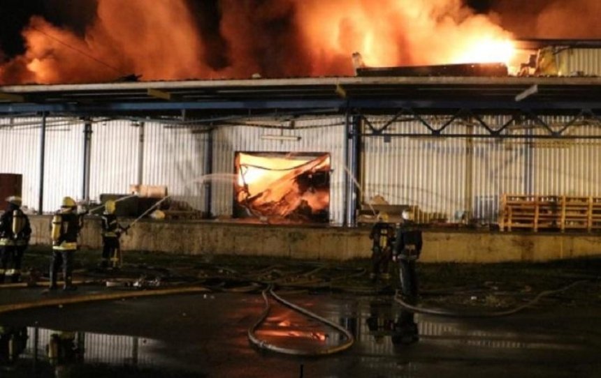 В Днепровском районе сгорели склады стройматериалов (фото, видео)