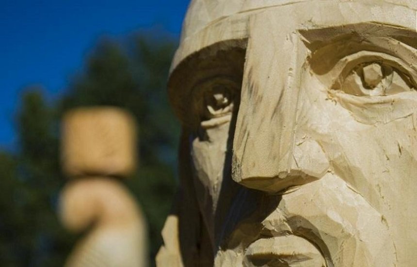 Герои сказок и былин: под Киевом появилась "галерея" деревянных скульптур (фото)