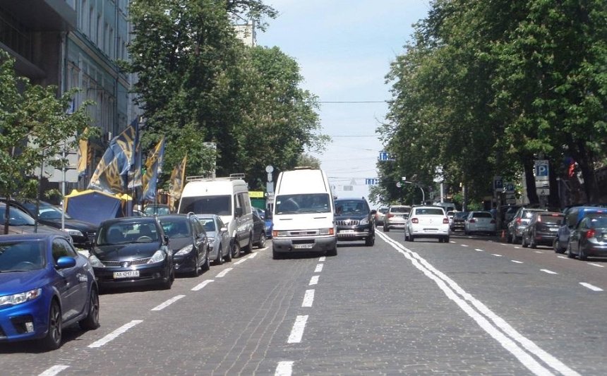 В тесноте: полосы движения на украинских дорогах станут уже