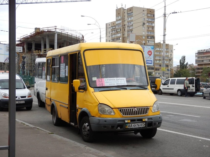 Почти как настоящие: в Киеве появились нелегальные маршрутки (фото)