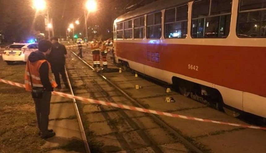В Києві жінка з дитиною потрапили під трамвай (фото, відео)