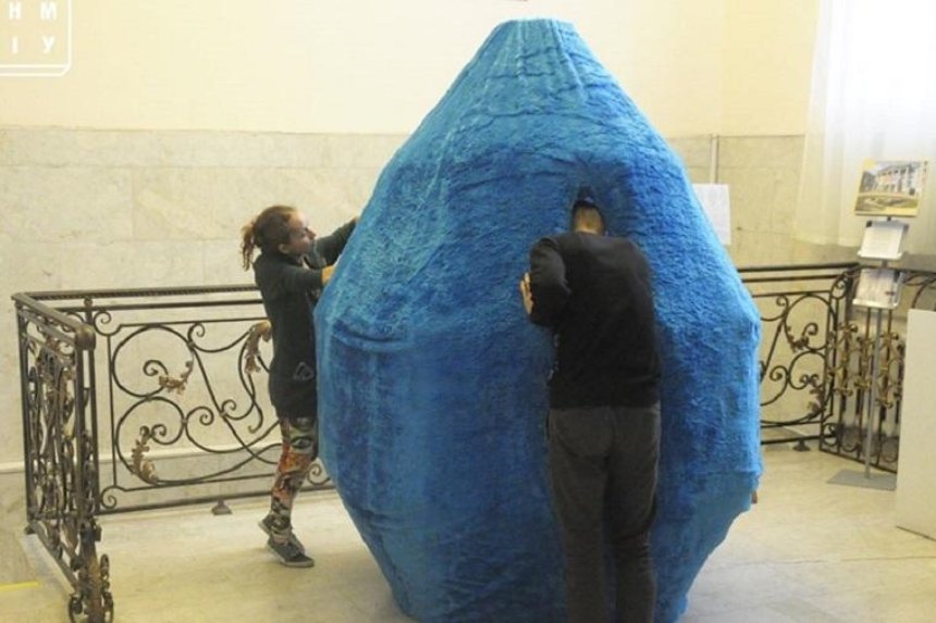 В музее истории Украины появилось пушистое "яйцо" (фото)