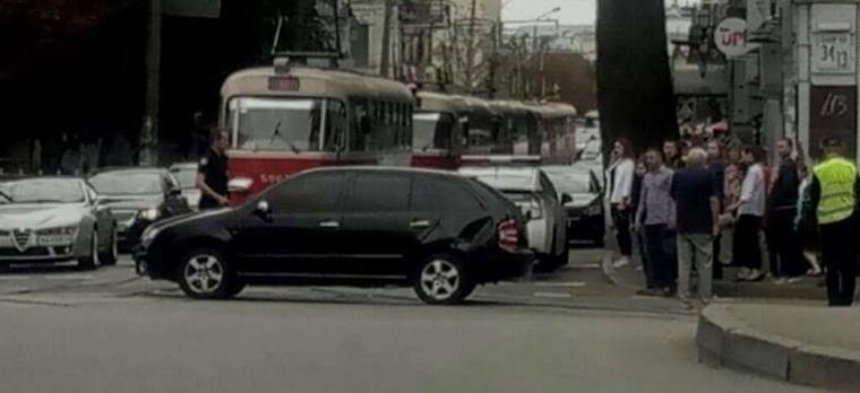 На Подоле остановлено движение трамваев из-за аварии (фото)