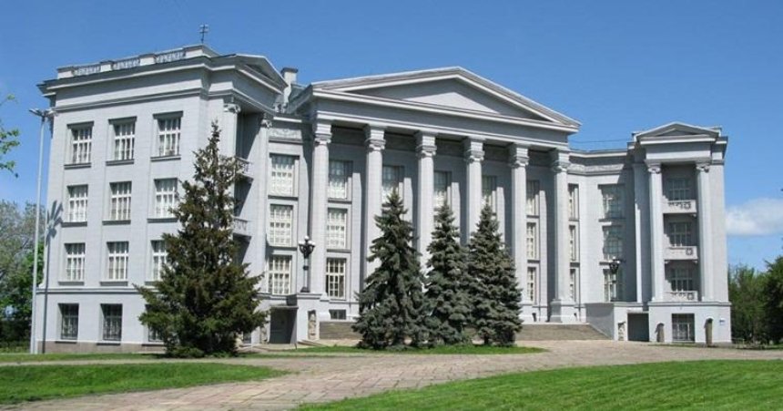 Пошло по наклонной: здание исторического музея в Киеве под угрозой уничтожения