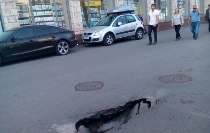 В центре Киева на тротуаре провалился асфальт
