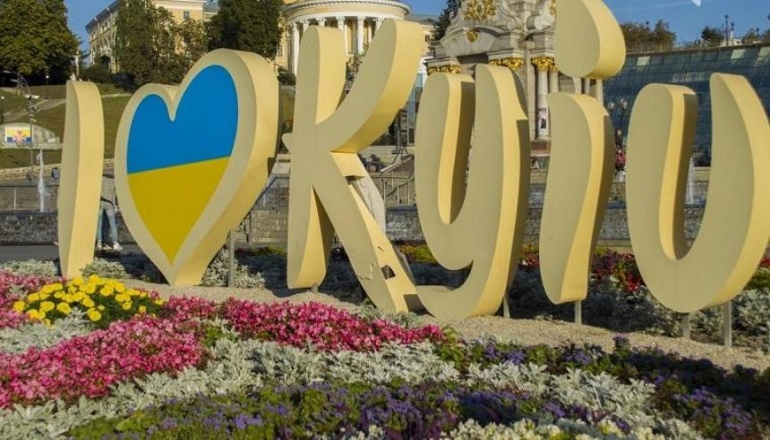 В центре Киева вандалы изуродовали признание в любви городу (фото)
