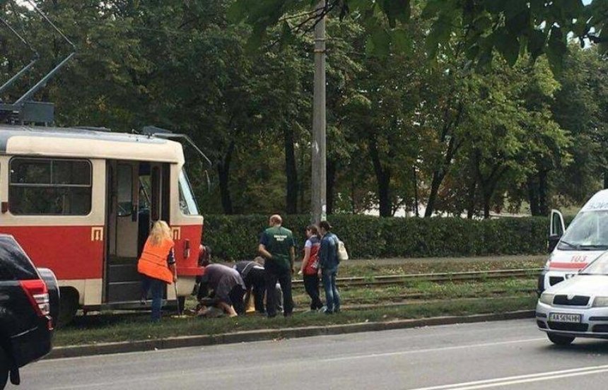 На Куреневке человек попал под трамвай