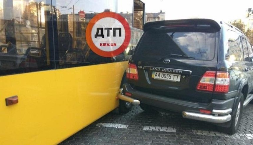 "Виртуоз парковки": очередной автохам парализовал движение в центре столицы